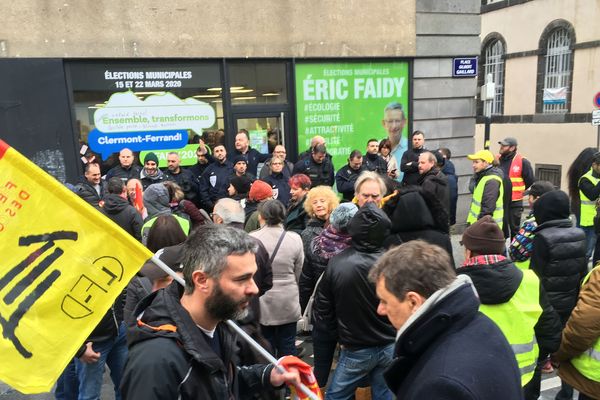 Samedi 11 janvier, des opposants à la réforme des retraites et des Gilets jaunes ont perturbé les voeux d'Eric Faidy, candidat LREM aux élections municipales de Clermont-Ferrand.