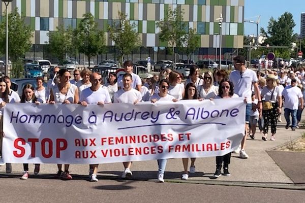 Près de 300 personnes se sont rassemblées pour une marche blanche en hommage à Audrey Clément et sa fille Albane, ce samedi matin