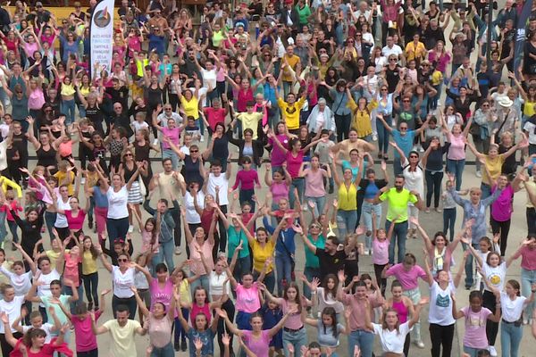 Alès a organisé un flashmob pour soutenir la candidature de la ville qui souhaite devenir la prochaine capitale française de la culture, le 8 octobre 2022.