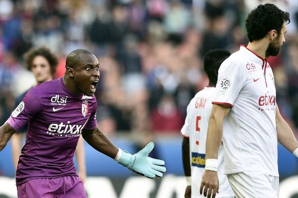 Enyeama, le gardien du LOSC, n'en revient pas : il a pris 6 buts.