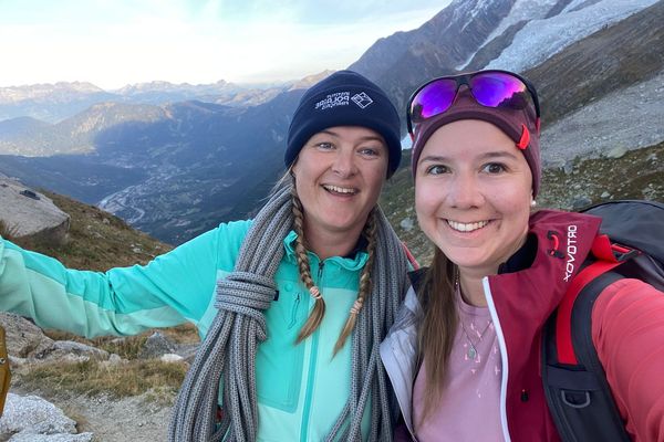 Fanny Larcher et Jessica Studer (médecin ESA) lors d'une formation haute montagne.