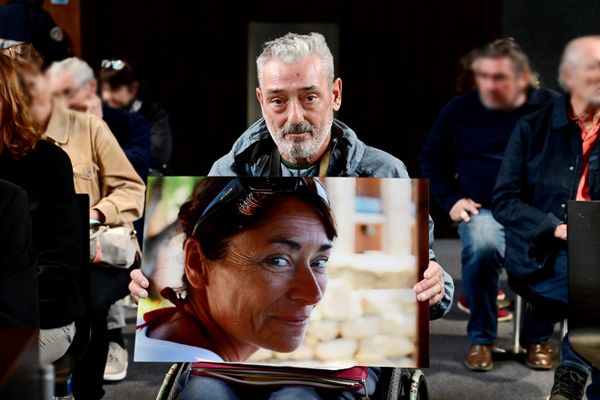 Le portrait de Laure Kruger, dans les mains de son frère présent au procès.