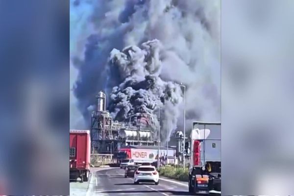 Le panache noir de la fumée, déclenché par un incendie qui a fait un blessé grave, mercredi 10 avril, après une explosion à l'usine Saipol, sur le port de Sète.