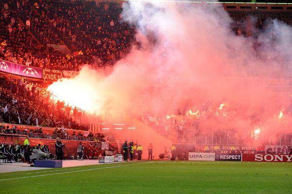 Le supporters turcs ont la réputation d'être très démonstratifs quand ils se déplacent à l'étranger. Ici en Allemagne en 2009.  