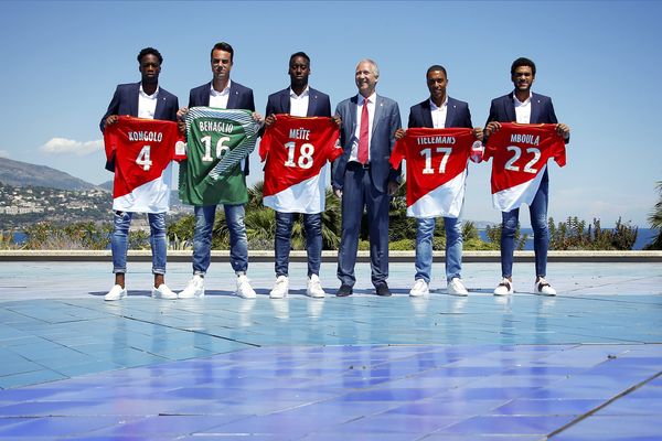 Les  nouvelles recrues de l'AS Monaco pour la saison 207/2018 sont présentées le 26 juillet dernier. Terence Kongolo, Diego Benaglio, Souhaliho Meité, Vadim Vasilyev, vice président de l'AS Monaco, Youri Tielemans et Jordi Mboula posent ensemble.