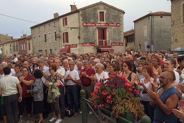 Bram (Aude) - au moins 600 personnes devant la mairie pour un hommage à Gisèle et Germain Lyon - 20 juillet 2016.