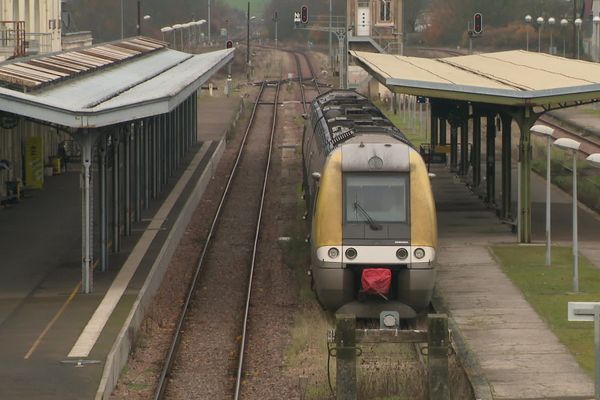 Un TER en gare d'Auxerre Saint-Gervais le dimanche 1er décembre 2019.