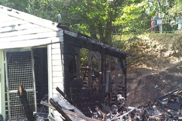 Un des chalets brûlé sur les bords de l'étang de Courtilles