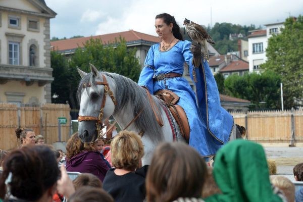 Au Puy-en-Velay, à l'intérieur de l'enceinte des fêtes du Roi de l'Oiseau, la jauge sera limitée à 5 000 spectateurs.