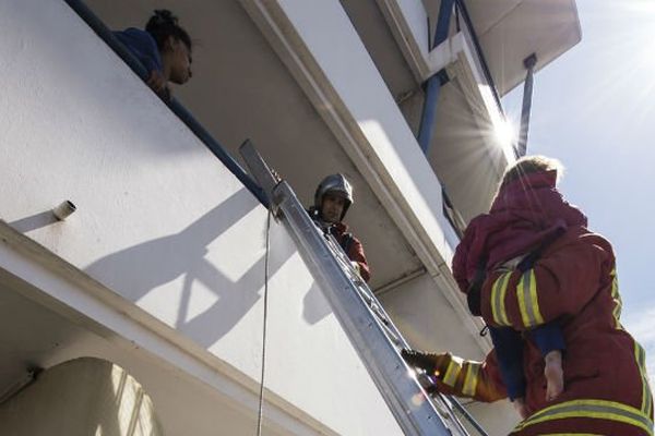 Une fillette de 2 ans est évacuée par les pompiers.