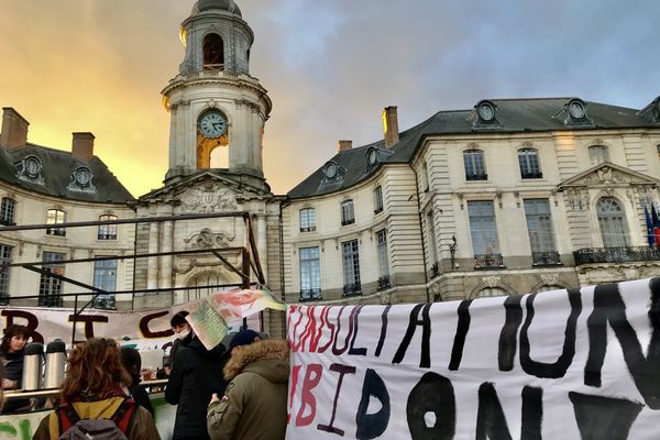 Grande manifestation sous les fenêtres du conseil municipal pour dénoncer la politique d'urbanisme de la ville