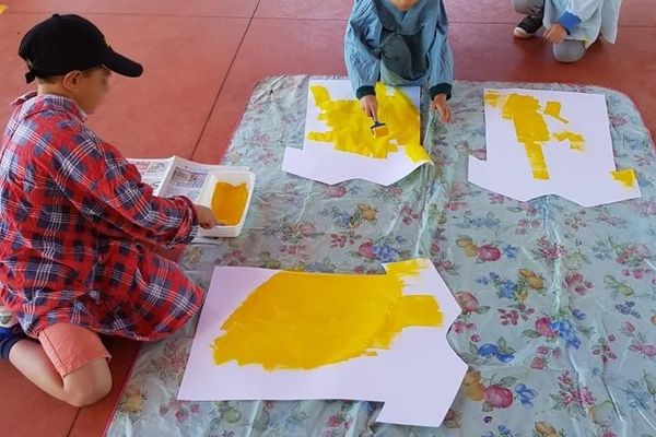 Les enfants de maternelle, CP et CE1 préparent l'arrivée du Tour de France. 