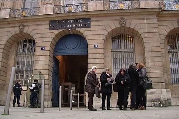 Les membres de l'association Christelle devant le ministère de la Justice, à Paris.