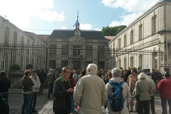 Durant la réunion à la mairie de Saintes, une centaine d'habitants s'étaient rassemblés pour manifester leur colère.