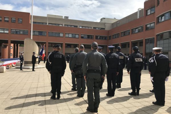 Hommage aux policiers morts pour la France dans la cour du commissariat central de Toulouse.10 mai 2021.