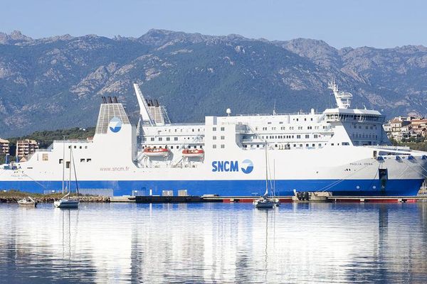 Un navire de la SNCM dans le porte de Porto Vecchio, en Corse du sud, le 11 mai 2015.