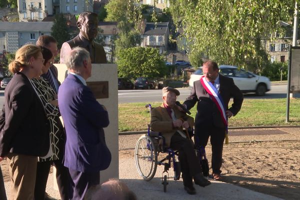 Le buste dévoilé, André Chandernagor, 102 ans, ému par cet hommage rendu. Aubusson, le 19 septembre 2023.