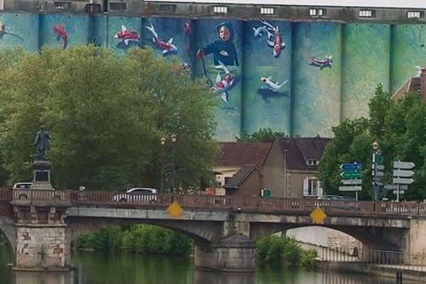 Voilà un bel exemple de fresque monumentale : les silos du Batardeau à Auxerre