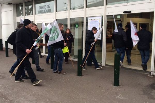 Les éleveurs laitiers ont mené leur action dans plusieurs grandes surfaces du Bas-Rhin.