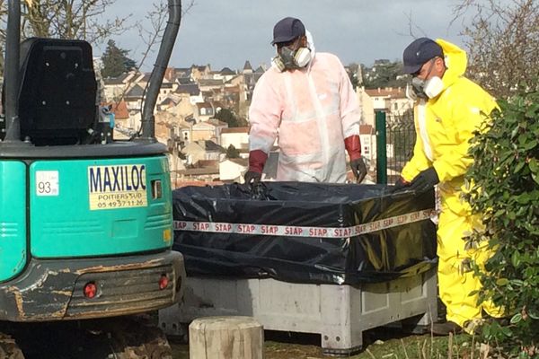 Une entreprise spécialisée est en train de retirer la terre contaminée par le produit