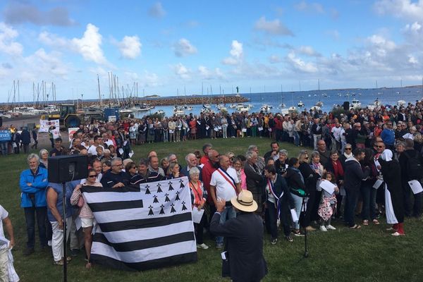 Plus de 2 000 opposants à l'extraction de sable en baie de Lannion forment un SOS - 13/08/2017