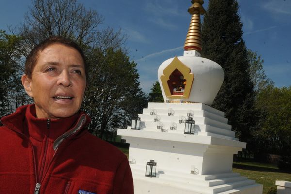 Davina devenue Gelek Drölkar dans son monastère bouddhiste de St-Savin dans la Vienne