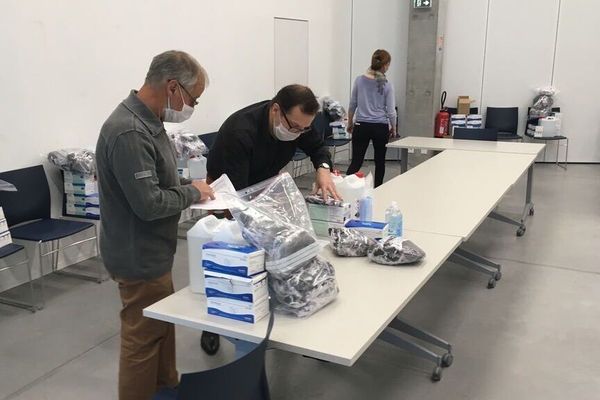 Les agents de la métropole de Rouen préparent les kits qui seront remis aux mairies 