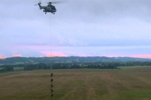 Le 4é Régiment d'hélicoptères des Forces spéciales de Pau est l'un des rares au monde a maîtrisé la technique de la grappe