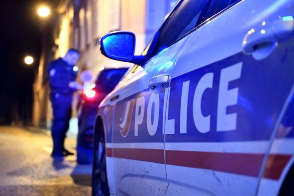 A Saint-Etienne, une femme est morte sous les coups de son mari. Ce dernier a été interpellé et mis en examen ce 2 avril 2022 pour "homicide volontaire aggravé"