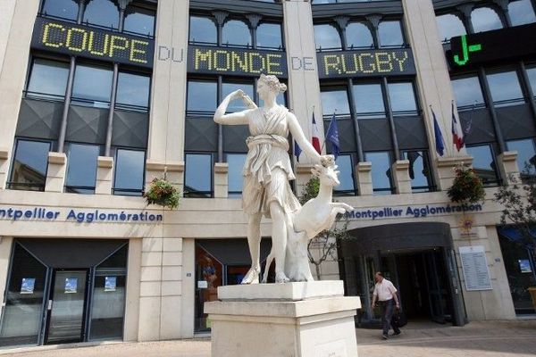 La façade de l'hôtel d'agglomération de Montpellier en juin 2007