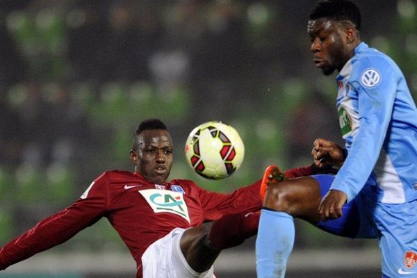 Le milieu de terrain de Metz Fadil Sido (G) opposé au Brestois Ismael Traore lors du 8e de finale de Coupe de France au stade de Saint Symphorien à Longeville-les-Metz - 12/02/2015