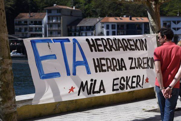 Une banderole pro ETA accrochée à Pasajes au Pays basque espagnol, après que l'organisation a remis aux autorité françaises une liste de ses caches d'armes en 2017