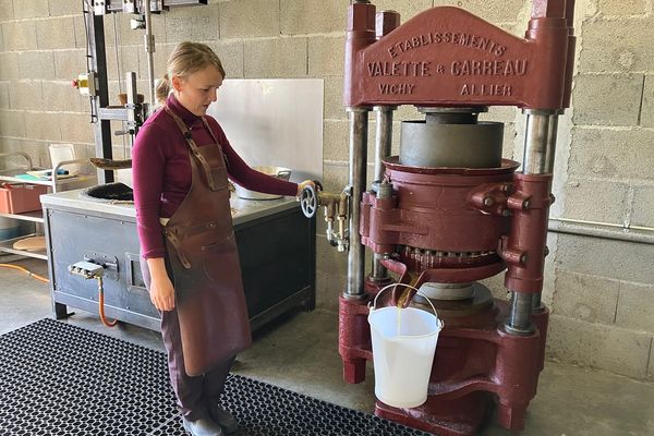 Dans le Cantal, Adèle produit de l'huile à l'aide de machines anciennes.