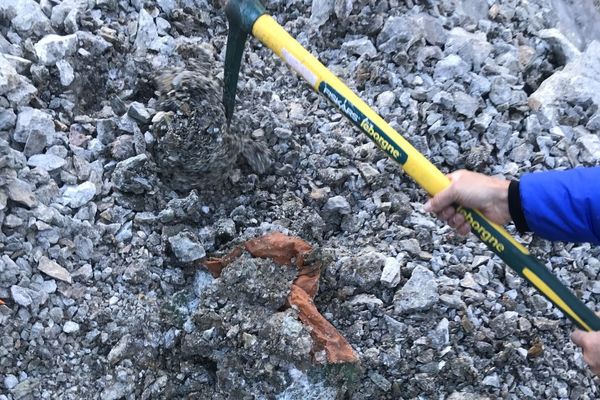 Un fragment du sac de l'alpiniste, retrouvé dans le massif des Ecrins 43 ans après sa disparition, enfoui dans le glacier