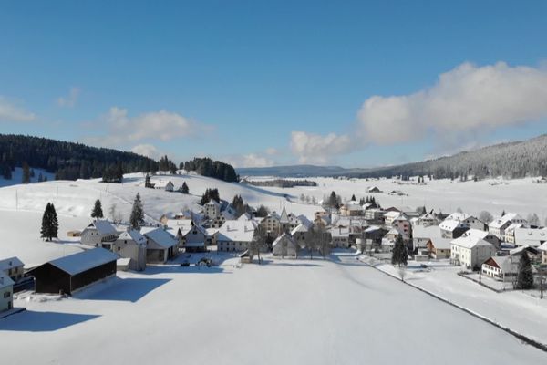 Le village suisse de La Brévine détient le record de température la plus basse enregistrée en Europe occidentale.