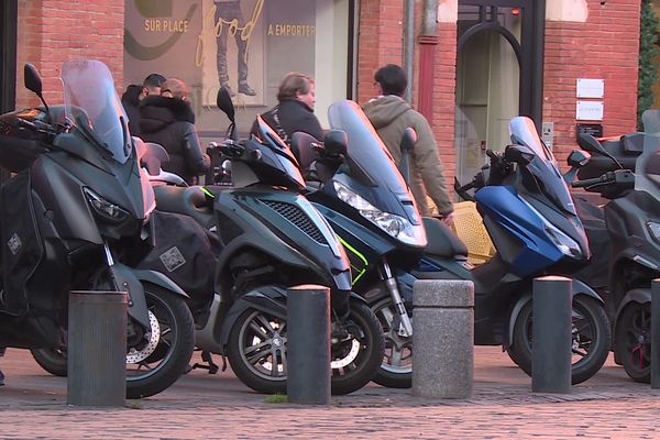 Le stationnement régulier des scooters sur les trottoirs de Toulouse pose poblème.