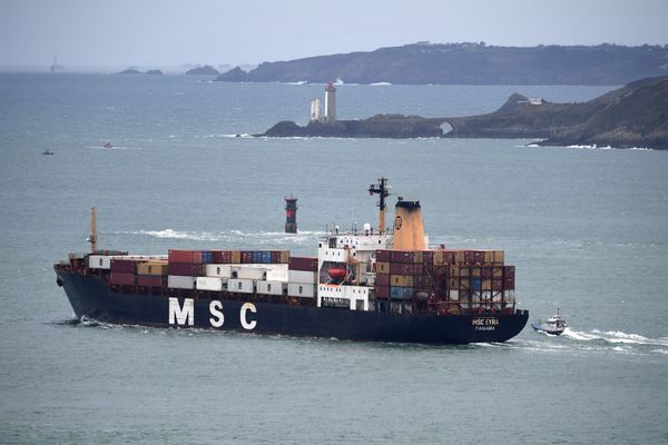 Un porte-containers quitte le port de Brest le 13 mars 2020