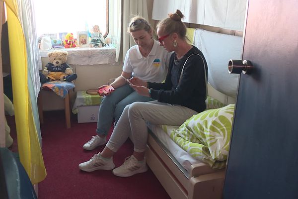 Des Ukrainiens dans une cabine du ferry "Méditerranée". Il est amarré sur le port de la Joliette à Marseille depuis le 29 mars 2022.