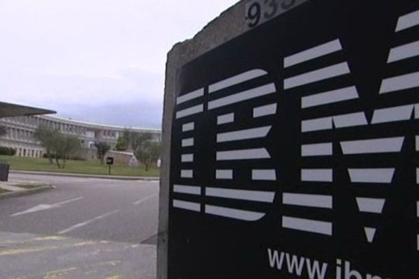 Le site IBM de La Gaude regroupe quelque 600 salariés et 400 sous-traitants dans un bâtiment en forme de X de 35 000 m², labellisé "Patrimoine du XXe siècle".