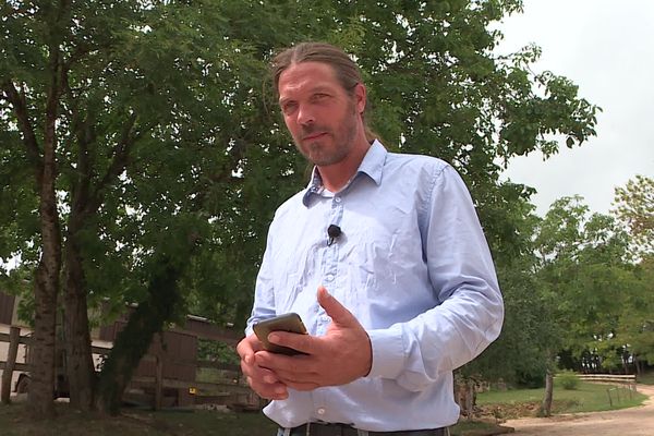 Samuel Lenoir, gérant de la Mountain farm, à Morey-Saint-Denis, doit aller dans sa cour pour espérer recevoir les appels.