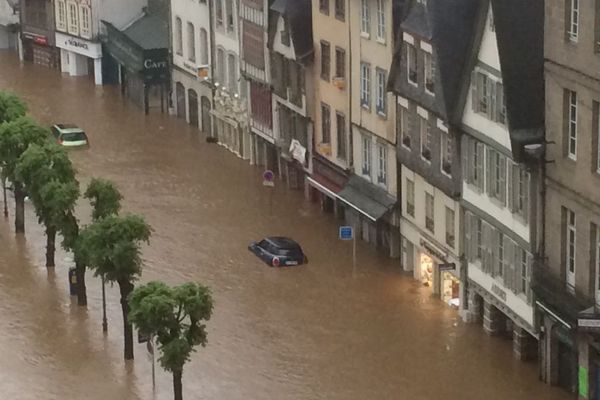 Les rues du centre-ville de Morlaix ont une nouvelle fois été inondées, suite aux importants orages.