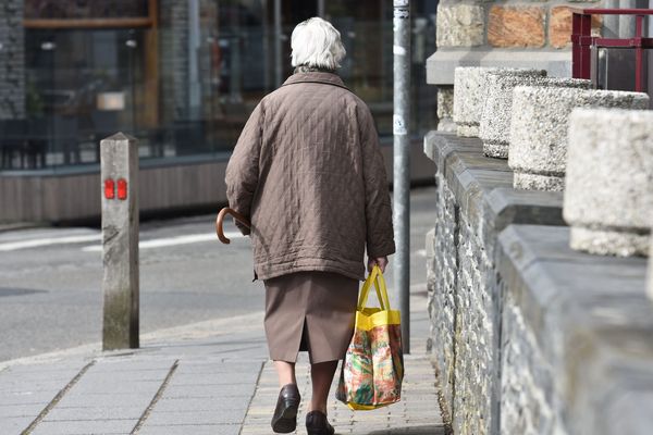 Pendant la période de confinement, la sortie pour les courses alimentaires est la seule occasion de rencontre pour les personnes âgées. Mais certains ne se déplacent plus et se retrouvent isolés.