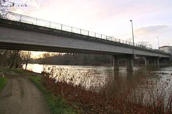 Chaque jour, près de 15 000 véhicules empruntent l'unique pont de Cournon. Les axes routiers sont régulièrement engorgés. Pour les communes de Cournon et Pérignat-sur-Allier, il est urgent d'agir.