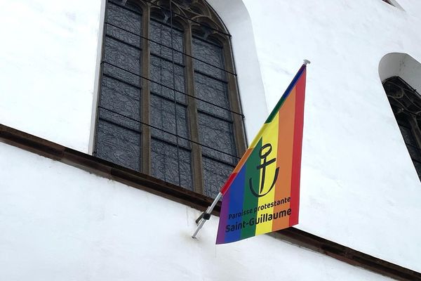 Un drapeau arc-en-ciel LGBT orne la façade de l'église protestante Saint Guillaume de Strasbourg