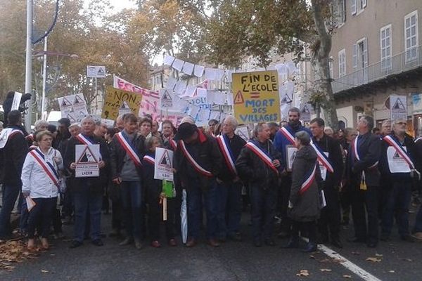 Environ 700 personnes sont venues défendre les écoles rurales à Cahors.