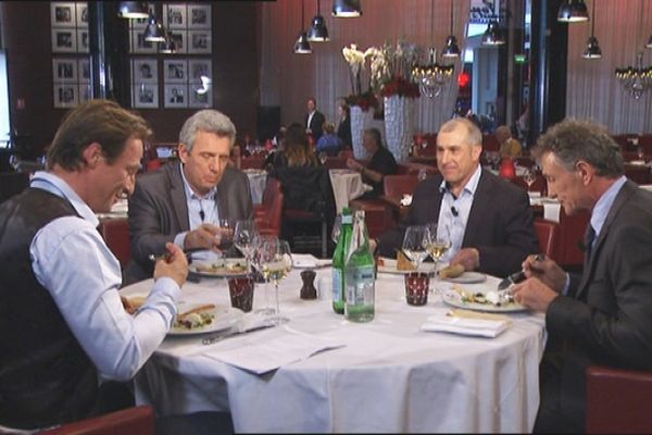 Guy Novès, Claude Onesta, Alain Casanova et Pierjean Frison sur le plateau de l'enregistrement dans un restaurant toulousain