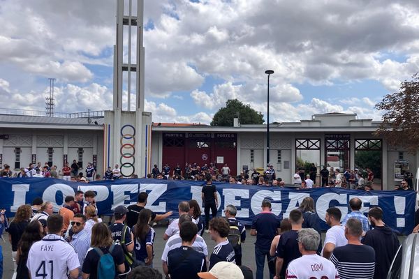 Les supporters demandent le départ du président du club Gérard Lopez.