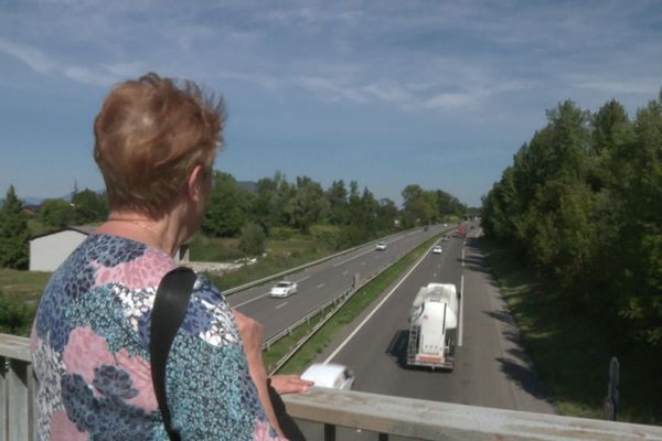 Des riverains de l'autoroute A41 dénoncent les nuisances sonores incessantes en Savoie.