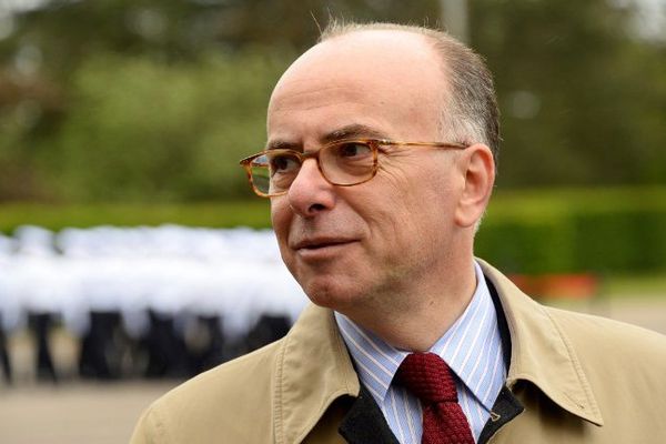 Bernard Cazeneuve : "Les préfets pourrons également interdire en terrasse les contenants susceptibles d'être utilisés comme projectiles".