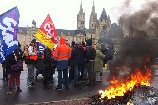 Les agents de Caen-la-mer manifestent devant la mairie de Caen, le 20 novembre 2013